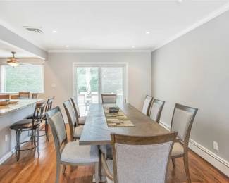 RAYMOR AND FLANIGAN LIGHTLY USED DINING ROOM SET