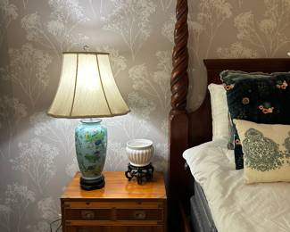 Two small chest of drawers/nightstands