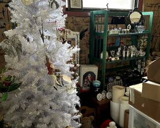 Christmas Tree, Lots of ornaments made by designers