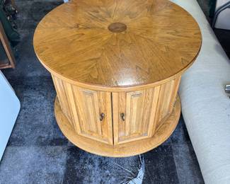 Thomasville Round End Table
