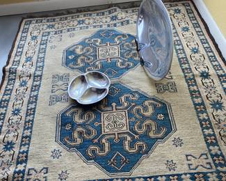 nice area rug about 3 by 4.5