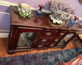 Beautiful Broyhill Mahogany Buffet / TV Cabinet or Sideboard 