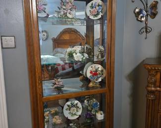Pulaski Display / China Cabinet (door slides to open)