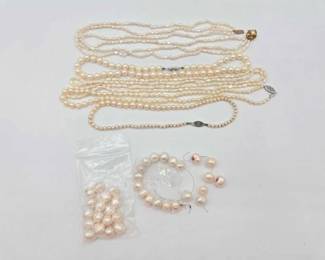 1008  Pearl Necklaces and Loose Pearls 