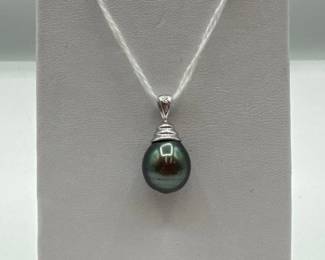 748  14k White Gold Pearl Pendant, 2.56g 