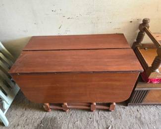 9106  Dinner Table with Leaf 