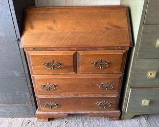 9006  Dresser Desk 