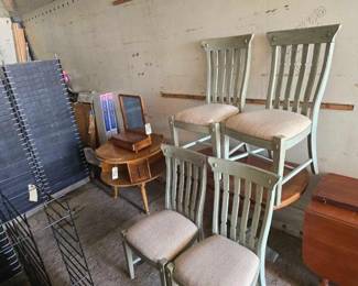 9104  Dinner Table with Four Chairs 