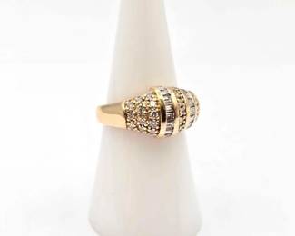 720  14K Gold Round  Baguette Diamond Ring, 5.27g 