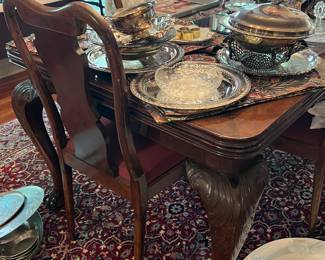 Draw leaf table. 5 chairs