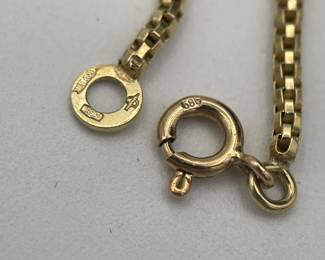 Closeup of clasp on 14kt gold lariat style necklace