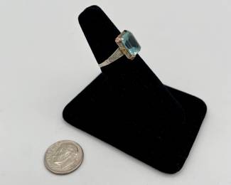 10kt white gold ring with cushion-cut aquamarine-colored stone