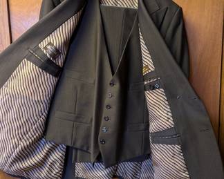 Suit with single-button closure blazer, vest and trousers, size 43