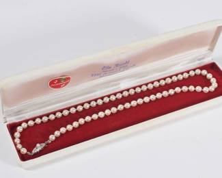 Cultured pearl necklace in original box from jeweler in Germany 