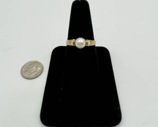 8kt gold ring set with a pearl