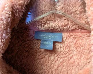 Closeup of Laura Scott Woman label pink fleece jacket, zip front 