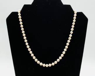 Cultured pearl necklace in original box from jeweler in Germany 