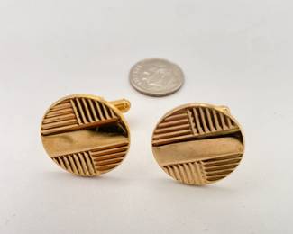 Cufflinks in gold tone metal, patterned circular shape