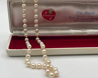 Cultured pearl necklace in original box from jeweler in Germany 