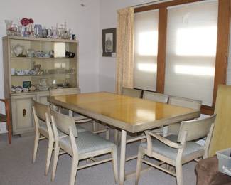 Extendable dining table with chairs