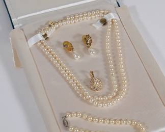 Costume jewelry pearl parure set with necklace, pendant, earrings and bracelet, in padded case