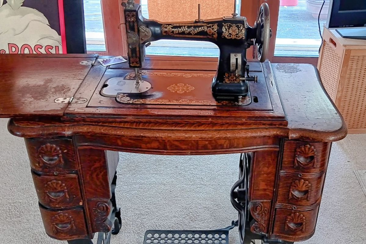 Vintage White rotary sewing machine with cabinet- Needs a new belt. Colors remain vibrant! Absolutely lovely condition