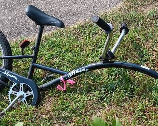 A fun way to spend time with the kiddos! Simply attach to your bicycle, and head off for some family fun! 