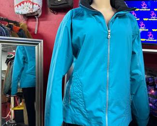 This is a Descente women's ski jacket featuring a sleek design and high-performance materials, ideal for outdoor sports. The jacket is known for its durability and innovative features, such as enhanced mobility and weather resistance.