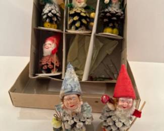 32 1940sGermanPineconeSantas