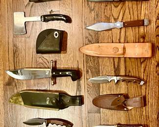 NICE ASSORTMENT OF QUALITY HUNTING KNIVES.