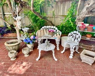 CAST IRON VINTAGE PATIO SET. NOTICE THE LEAF FEET.
