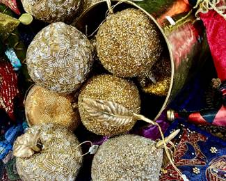 BRASS CORNUCOPIA FULL! NOTICE THE WONDERFUL BEADED RUNNERS BENEATH.