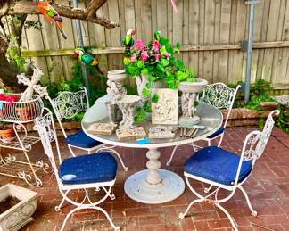 BEAUTIFUL SET OF VINTAGE WROUGHT IRON PATIO CHAIRS AND TABLE.