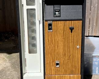 VINTAGE COCA-COLA MACHINE PERFECT FOR THE BASEMENT OR POOL HOUSE!