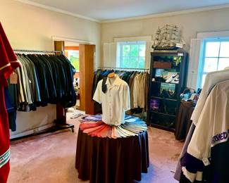 LARGE MEN'S BOUTIQUE WITH 125 TIES INCLUDING SALVATORE FERRAGAMO, 1 HERMES, GUCCI, ETC.