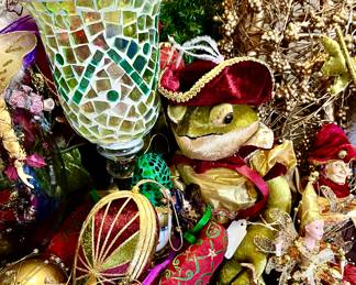 LOVE THESE FROGS! SO MANY ORNAMENTS!