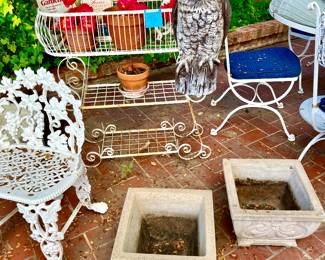 LOVE THIS VINTAGE PLANT STAND.