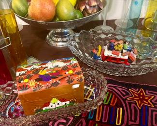 MOLAS ARE SO COLORFUL.