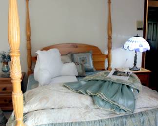 Broyhill Pine Queen Bed Set (Queen Bed, Mattress Set, Dresser, 2 Nightstands)