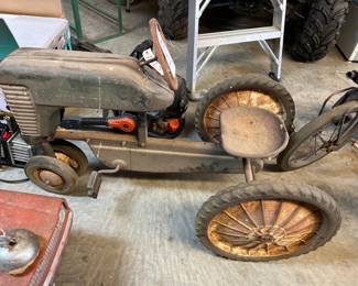 PEDAL TRACTOR