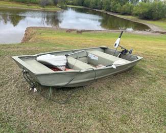 FLAT BOTTOM BOAT WITH TROLLING MOTOR