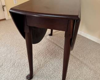 Beautiful ca. 1755 English Mahogany drop leaf gate leg dining table