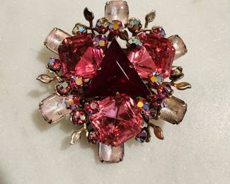 Very sparkly vintage pink tone rhinestone brooch