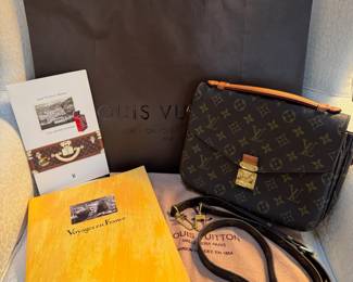 Louis Vuitton Pochette Métis Monogram bag in excellent vintage condition.  