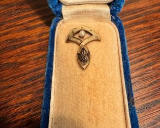 Antique 10kt gold hat pit in original Dayton’s Minneapolis finger box