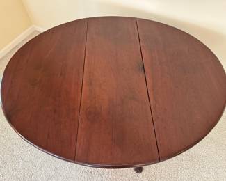 Beautiful ca. 1755 English Mahogany drop leaf gate leg dining table