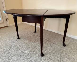 Beautiful ca. 1755 English Mahogany drop leaf gate leg dining table