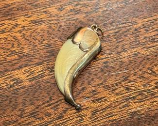 Antique tiger claw pendant in 9kt gold