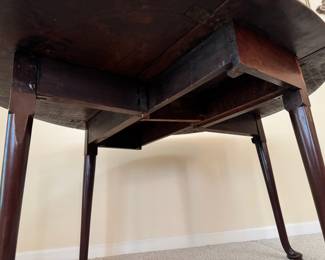 Beautiful ca. 1755 English Mahogany drop leaf gate leg dining table