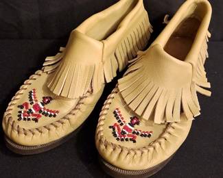 Minnetonka Moccasins Size 6 